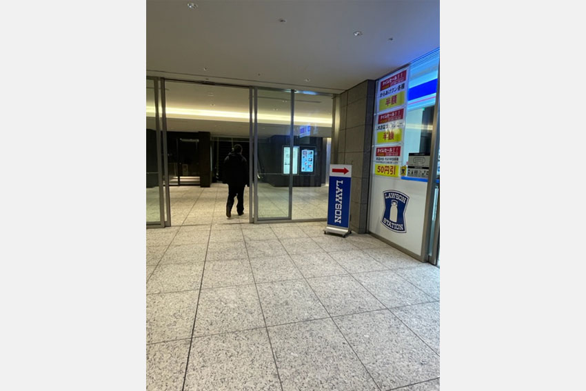 右方向にあるローソンの目の前のエスカレーターで地下1階に上がります。