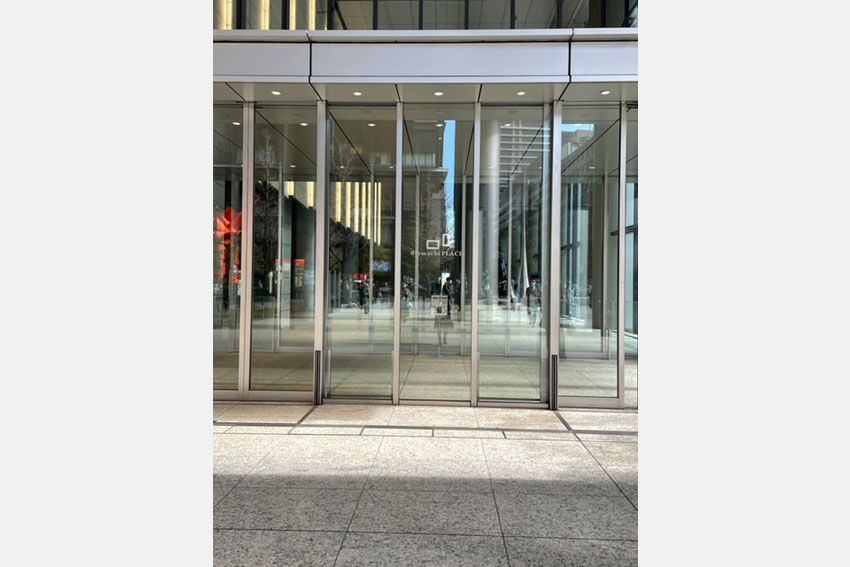 自動ドアからビルに入ります。