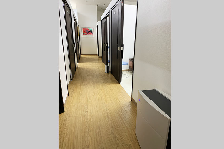 天井が高い通路